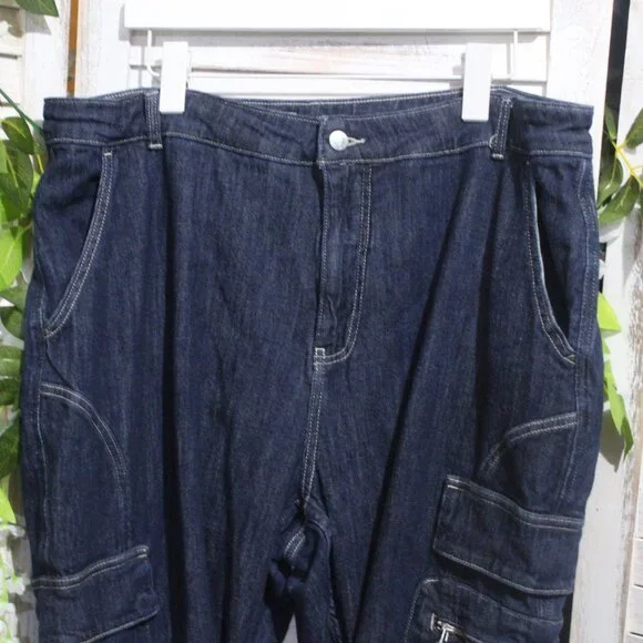 PILCRO Seamed Sport Low-Rise Cargo Jeans - Picture 8 of 15